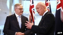Perdana Menteri Australia Anthony Albanese (kiri) berbicara dengan Perdana Menteri Selandia Baru Christopher Luxon di Sydney pada 20 Desember 2023. (Foto: AFP/DAVID GREY)