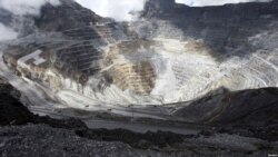 Truk-truk melintas di tambang tembaga dan emas Grasberg yang dikelola oleh PT Freeport Indonesia, di Papua, 19 September 2015. (Foto: Antara via Reuters)