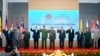 រូបឯកសារ៖ គណៈប្រតិភូតំណាង​ក្រសួង​ការពារជាតិ​នៃ​បណ្ដា​ប្រទេស​ជា​សមាជិក​អាស៊ាន​ថត​រូប​ជុំគ្នា​ជាមួយ​នឹង​អគ្គលេខាធិការ​រង​អាស៊ាន​នៅ​ក្នុង​កិច្ចប្រជុំ​រដ្ឋមន្រ្តី​ការពារ​ជាតិ​អាស៊ាន នៅ​រាជធានី​ភ្នំពេញ ថ្ងៃទី ២២ ខែមិថុនា ឆ្នាំ២០២២។ ​(Cambodian Defense Ministry via AP)