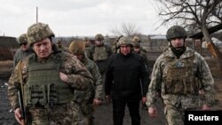 Секретар Ради національної безпеки і оборони України Олексій Данілов відвідав бойові позиції Збройних сил України поблизу лінії розмежування з підтримуваними Росією бойовиками поблизу села Богданівка Донецької області, Україна, 19 лютого 2022 року.