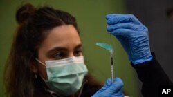 ARHIVA - Medicinska radnica priprema Fajzerovu vakcinu tokom kampanje vacinacije u Pamploni, severna Španija, 16. marta 2021. (Foto: AP/Alvaro Barrientos)