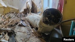 Ostaci ruske krstareće rakete leže unutar zgrade oštećene tokom ruskog napada raketama i dronovima, u Odesi, u Ukrajini, 18. jula 2023.