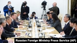 Delegasi Rusia dipimpin Menlu Sergey Lavrov, kedua dari kiri, berbicara dengan delegasi China dipimpin Menlu Wang Yi, ketiga dari kanan, dalam pembicaraan mereka di Moskow, Senin 18 September 2023.