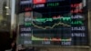 Papa elektronik yang menunjukkan nilai indeks saham pada Bursa Shanghai terpasang di salah satu tempat penjualan saham di Beijing pada 5 Februari 2024. (Foto: AP/Andy Wong) 