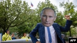 Aktivista nosi masku ruskog predsjednika Vladimira Putina ispred makete nuklearne bombe, tokom protesta za odustajanje od nuklearnog oružja, ispred ruske ambasade u Berlinu, 23. juna 2023. godine.