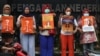 Sejumlah PRT melakukan aksi di depan Pengadilan Negeri Jakarta Selatan pada Senin (24/7) sore sebelum sidang putusan PRT korban kekerasan, Siti Khotimah dimulai. (VOA/Indra Yoga)