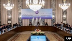 FILE - Menteri Luar Negeri Afghanistan, Amir Khan Muttaqi (tengah) dalam konferensi utusan khusus dari berbagai negara bertajuk 'Inisiatif Kerja Sama Regional Afghanistan' di Kementerian Luar Negeri di Kabul, 29 Januari 2024. (Wakil KOHSAR / AFP)