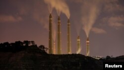 Kepulan asap dan uap dari PLTU Batubara milik Indonesia Power, di sebelah area Proyek PLTU Jawa 9 dan 10 di Suralaya, Provinsi Banten, 11 Juli 2020. (REUTERS/Willy Kurniawan)
