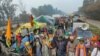 হাজার হাজার কৃষক ট্রাক্টরে চেপে দিল্লি চলো অভিযানে যোগ দিতে এসেছেন।
