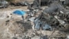 Petani Ukraina Yakiv Marynchenko (67), berdiri di dekat gudang hasil panennya yang hancur bulan lalu akibat serangan militer Rusia, dekat garis depan di luar kota Orikhiv, wilayah Zaporizhzhia, Ukraina 14 September 2023. (REUTERS/Oleksandr Ratushniak)