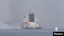 FILE - Asap mengepul setelah ledakan di kapal yang menurut Houthi merupakan serangan mereka terhadap MV Tutor milik Yunani di Laut Merah, tertanggal 12 Juni 2024, dalam tangkapan layar yang diperoleh dari sebuah video. (PUSAT MEDIA HOUTHI/Handout via REUTERS)