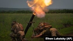 Arhiva: Ukrajinski vojnici pucaju na ruske položaje u regionu Zaporožje, 24. juna 2023. godine. (Foto: AP/Efrem Lukatsky)