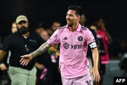Lionel Messi merayakan setelah mencetak gol kemenangan bagi Inter Miami CF dalam pertandingan melawan Cruz Azul di Fort Lauderdale, Florida, 21 Juli 2023.