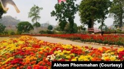 ພາບທີ່ໄດ້ຮັບຈາກ ທ່ານອາຄົມ ພົມມະຫານ,​ສະແດງໃຫ້ເຫັນມຸມສວນດອກໄມ້ ທີ່ຕາດຮ້ອຍຄົວ.