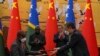 Perdana Menteri Kepulauan Solomon Manasseh Sogavare (kedua dari kiri) dan Perdana Menteri China Li Qiang (kedua dari kanan) bertepuk tangan saat pejabat kedua negara bertukar dokumen yang ditandatangani di Balai Besar Rakyat China di Beijing,10 Juli 2023. (Andy Wong/AFP)