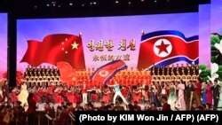中朝艺术家在平壤大剧院“朝中友好年”开幕式上表演，朝鲜近期也开放中国留学生入境。