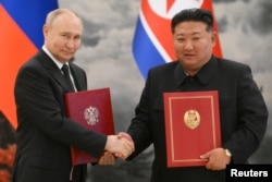 2024년 6월 19일 블라디미르 푸틴 러시아 대통령과 김정은 북한 국무위원장이 평양에서 포괄적 전략동반자 협정에 서명 후 악수를 나누고 있다. (자료사진)