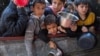 Anak-anak Palestina antre untuk menerima bantuan makanan yang dimasak oleh dapur amal di tengah kekurangan pasokan makanan di Rafah, di selatan Jalur Gaza, 5 Februari 2024.