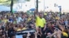 Mantan Presiden Brazil Jair Bolsonaro menyapa para pendukungnya yang hadir dalam aksi unjur rasa di Copacabana, Rio de Janeiro, pada 21 April 2024. (Foto: Reuters/Pilar Olivares)
