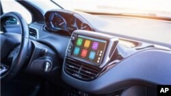 Broj AM radio stanica u Sjedinjenim Državama se smanjuje, a neki proizvođači automobila žele da skinu AM sa svojih komandnih tabli