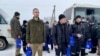 ARHIVA - Ukrajinci, ratni zarobljenici, posle razmene zarobljenika, na nepoznatoj lokaciji u Ukrajini, 4. februara 2023. 