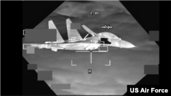 Borbeni avion J-11 kineske Narodnooslobodilačke armije na fotografiji napravljenoj od video snimka iz bombardera B-52 američke avijacije, 24. oktobra 2023. 