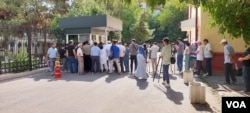 Uzbek reporters and activists eager to enter the courtroom as the trial of blogger Abduqodir Muminov began, July 25, 2023. (Farukh Samarqandiy/VOA Trainee)