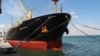 Kapal kargo berbendera Yunani Sea Champion berlabuh di pelabuhan Aden, Yaman, setelah diserang rudal Houthi di Laut Merah, 21 Februari 2024. (Foto: Reuters)