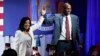 Gubernur New York Kathy Hochul berdiri bersama Letnan gubernur Antonio Delgado dalam sebuah acara pemilu di New York pada 28 Juni 2022. (Foto: AP/Mary Altaffer)