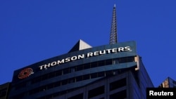 Logo Thomson Reuters terlihat pada gedung kantor di Manhattan, Kota New York, pada 16 November 2021. (Foto: Reuters/Carlo Allegri)