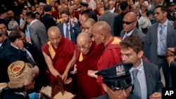 Dalai Lama (tengah) tiba di Hotel Park Hyatt di New York, pada 23 Juni 2024. Kedatangannya disambut langsung oleh para pendukungnya. (Foto: AP/Andres Kudacki)