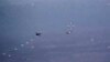 Na fotografiji napravljenoj od video zapisa, koji je objavila Konanda vazduhoplovstva SAD, vidie se ruski borbeni avioni SU-34 i SU-35 kako izbacuju toplotne mamce na put bespilotne letelice MQ Riper, 6. juna 2023, iznad Sirije.