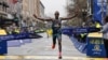 Kenijac Evans Čebet prolazi kroz finiš na 127. Bostonskom maratonu, 17. aprila 2023. 