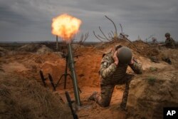 Prajurit Brigade 1 Garda Nasional Ukraina mengadakan pelatihan tempur di Ukraina utara pada Rabu, 8 November 2023. (Foto: AP)