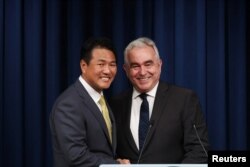 커트 캠벨(오른쪽) 백악관 국가안전보장회의(NSC) 인도태평양조정관과 김태효 한국 국가안보실 1차장이 18일 서울 용산 대통령실 청사에서 핵협의그룹(NCG) 첫 회의 직후 기념촬영하고 있다.
