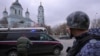 Фото, Машина з Еваном Гершковичем від'їжджає від будівлі суду в Москві. REUTERS/Evgenia Novozhenina