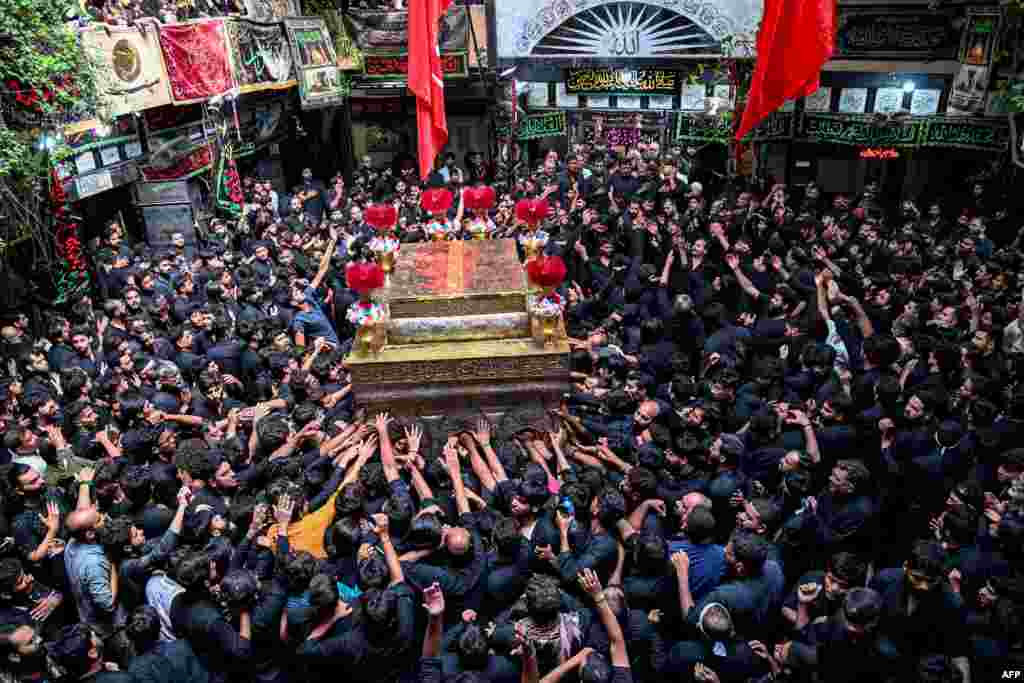 پاکستان کے شہر لاہور کی ایک امام بارگاہ میں غمِ حسین کی یاد میں شرکا نوحہ خوانی کر رہے ہیں۔ 