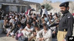 عکس آرشیف، جمعی از مهاجران بازداشت شدۀ افغان در یک مرکز در پاکستان