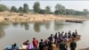 FILE - Warga Myanmar menyeberangi sungai Moei di perbatasan Thailand-Myanmar untuk kembali dari distrik Mae Sot Thailand di provinsi Tak, 11 April 2023. (ROYAL THAI ARMY / AFP) 
