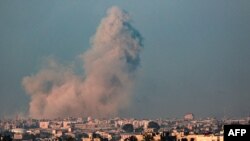 Asap mengepul menyusul pemboman Israel di kota Rafah, Jalur Gaza selatan hari Minggu 25 Februari 2024, sementara konflik Israel dan Hamas terus berlangsung. 