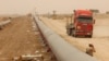 Sejumlah pekerja tampak memasang jalur pipa gas alam di tengah badai pasir yang melanda wilayah perbatasan antara Irak dan di Iran di Basra, yang terletak di sebelah tenggara Baghdad, pada 12 April 2016. (Foto: Reuters/Essam Al-Sudani)