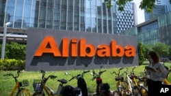 Logo perusahaan teknologi China, Alibaba, di kantornya di Beijing, 10 Agustus 2021. (Foto: AP)