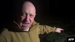 Yevgeny Prigozhin flet përpara kufomave të mercenarëve të Grupit Wagner (5 maj 2023 - Concord/Telegram)