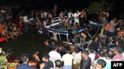 အိန္ဒိယနိုင်ငံ Kerala ပြည်နယ် Tanur မြို့မှာ နစ်မြုပ်သွားတဲ့ ခရီးသည်တင်လှေကို ပြန်လည်ဆယ်ယူနေကြစဉ် (မေ ၇၊ ၂၀၂၃)