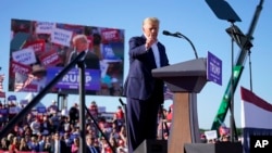 Mantan Presiden AS Donald Trump berbicara di hadapan pendukungnya dalam rapat umum di bandara kota Waco, Texas, 25 Maret 2023. 