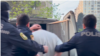 "Meclis.info"nun rəhbəri İmran Əliyev barəsində həbs qətimkan tədbiri seçildikdən sonra polis maşınına mindirilərkən. (19 aprel 2024-cü il)