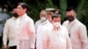 Presiden Filipina Ferdinand 'Bongbong' Marcos Jr. dan mantan presiden Rodrigo Duterte di halaman istana Malacanang, di Manila, Filipina, 30 Juni 2022. (Foto: Francis R. Malasig/Pool via REUTERS)