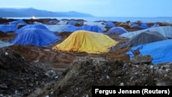 Stok bijih nikel menunggu pengiriman di pelabuhan kawasan pertambangan nikel di Sulawesi Tengah 8 Juli 2012. (Foto: Reuters/Fergus Jensen)