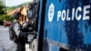 Kosovski policajac ispred zgrade opštine Zvečan, jun 2023.