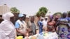 Filomena Ajrin, UNICEF-ova specijalistkinja za ishranu, govori ženama o hrani koja će povećati unos hranljivih materija u Nigeriji, 2. juna 2024. 